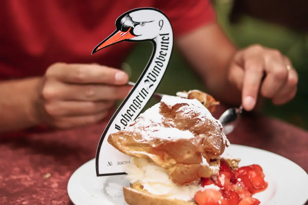 Eine Person isst ein Dessert auf einem Teller.