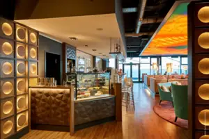 Ein Restaurant mit Blick auf den Ozean.