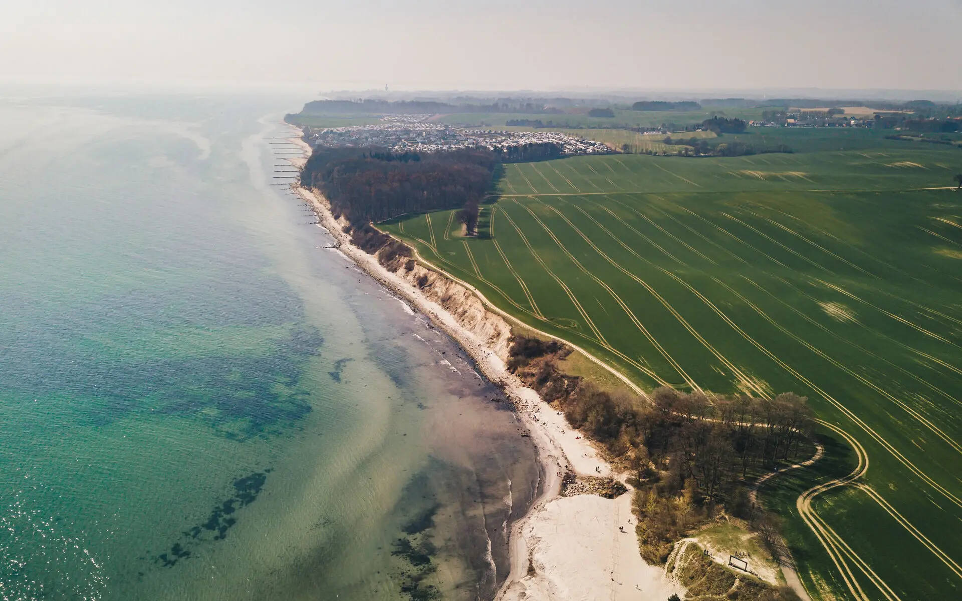 Luftaufnahme von der Ostseeküste.