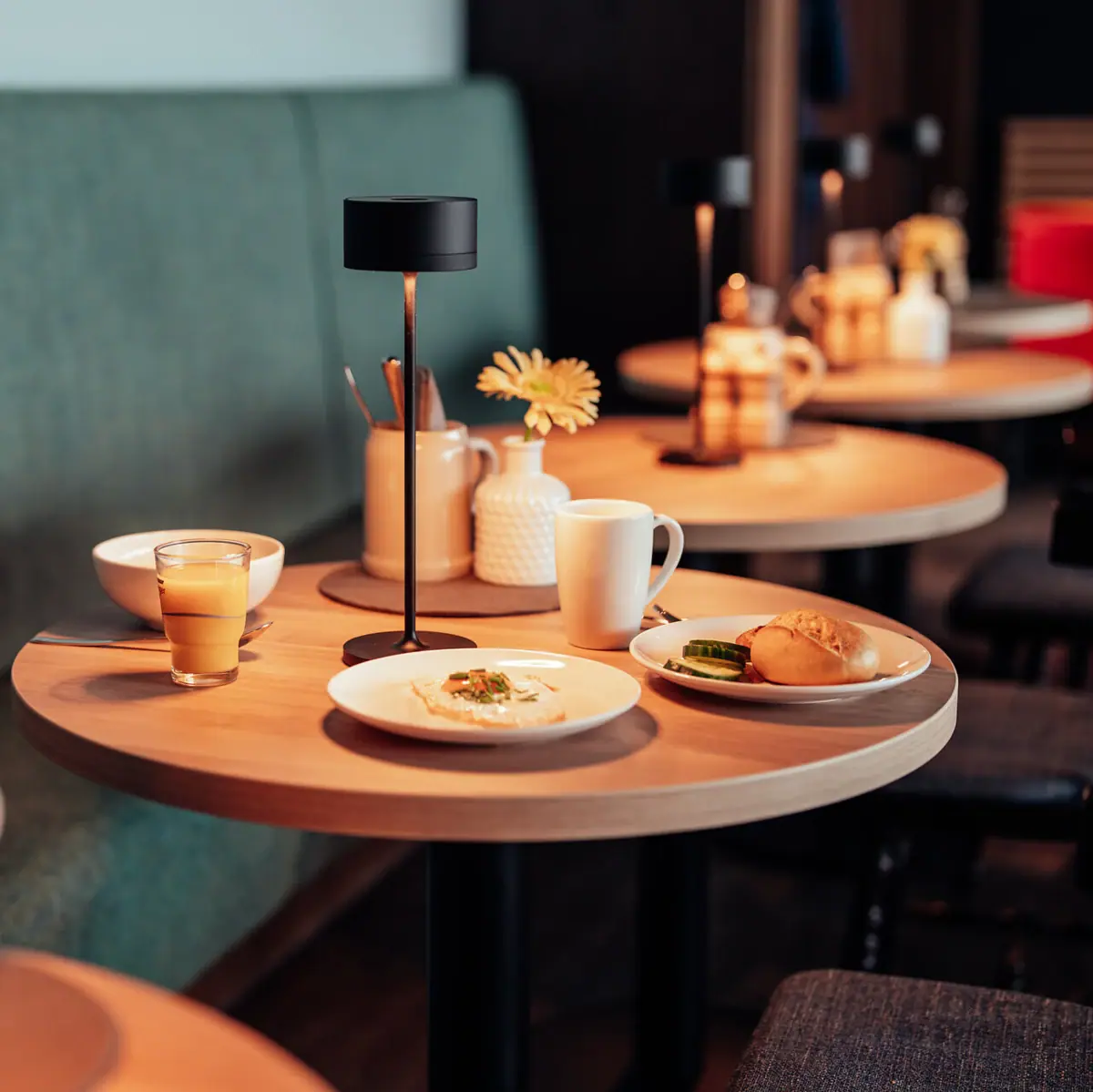 Ein Tisch mit Tellern voller Essen und Getränken.