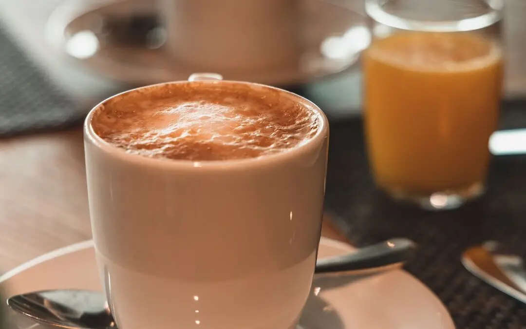 Eine Tasse Kaffee auf einem Unterteller.