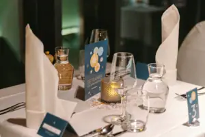 Tisch Silvester Ein Tisch mit Kerze und Gläsern.