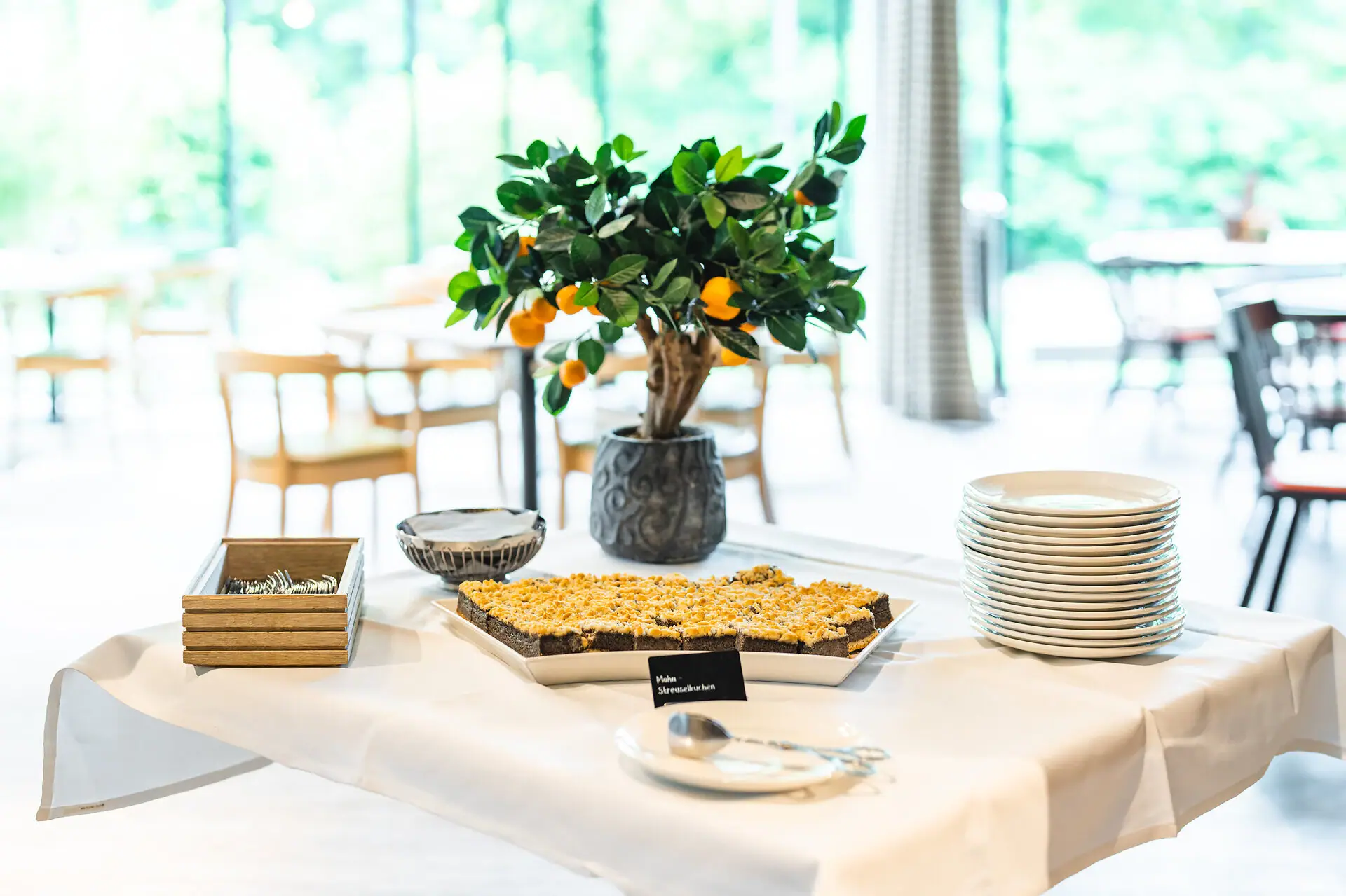 aja Kaffeepause Ein Tisch mit Tellern und Essen.