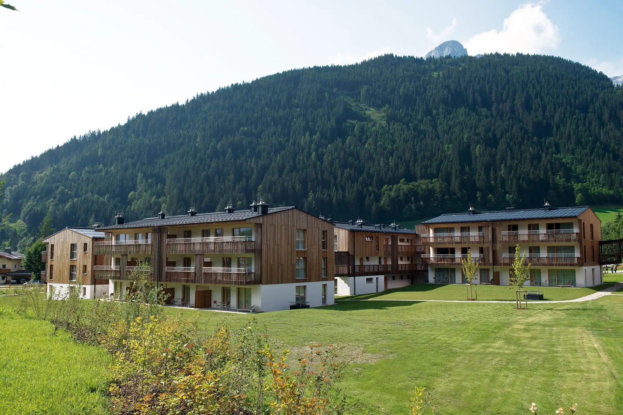 Eine Gruppe von Gebäuden mit Bäumen im Hintergrund.