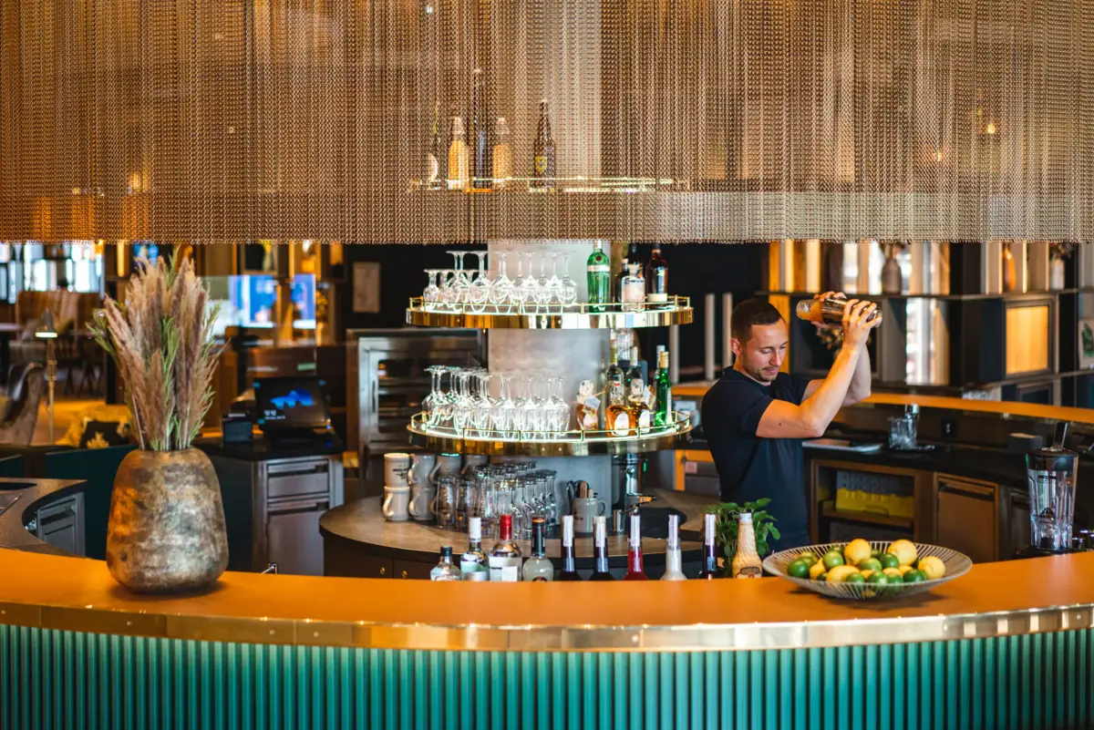 Bar Ein Mann gießt ein Getränk in einer Bar ein.