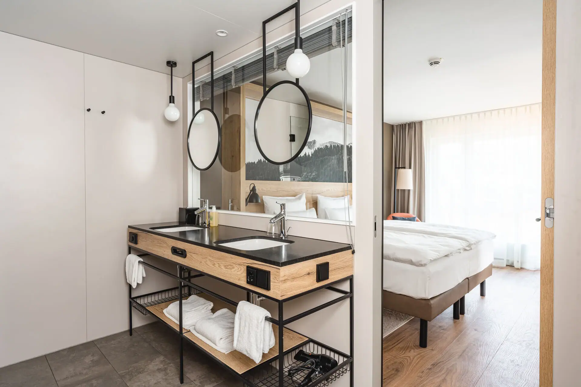 Badezimmer Ein Badezimmer mit Doppelwaschbecken und Spiegel.