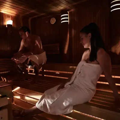 Ein Mann und eine Frau in einer Sauna.