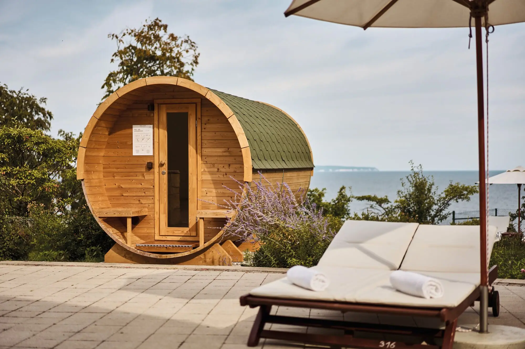 Außenterasse mit Sicht auf die Panoramablick Sauna.