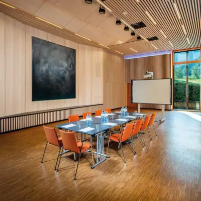 Ein Raum mit einem Tisch und Stühlen.