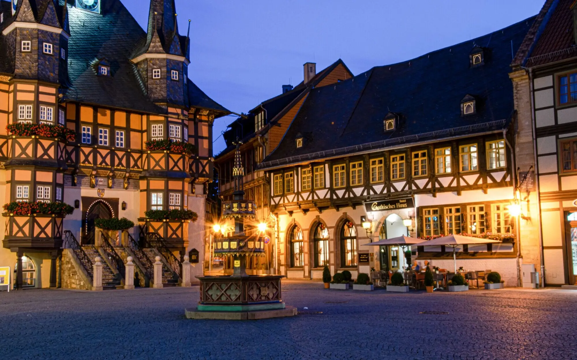 Gebäude mit einem Brunnen davor