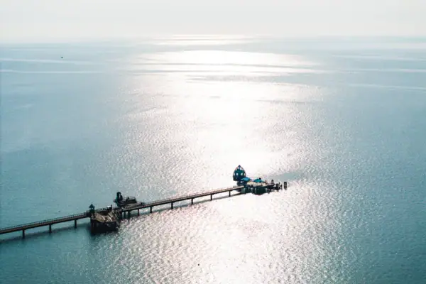 Ein langer Steg im Wasser.