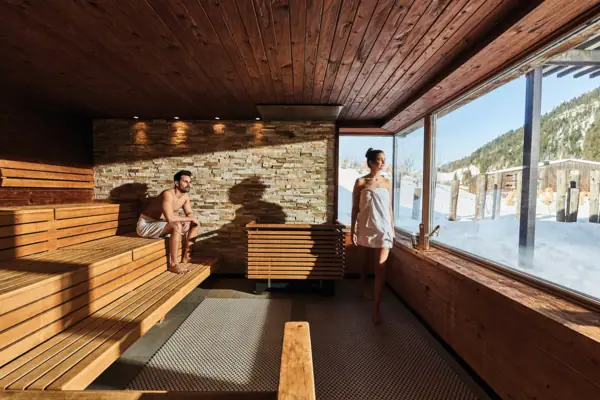 Ein Mann und eine Frau in einer Sauna.