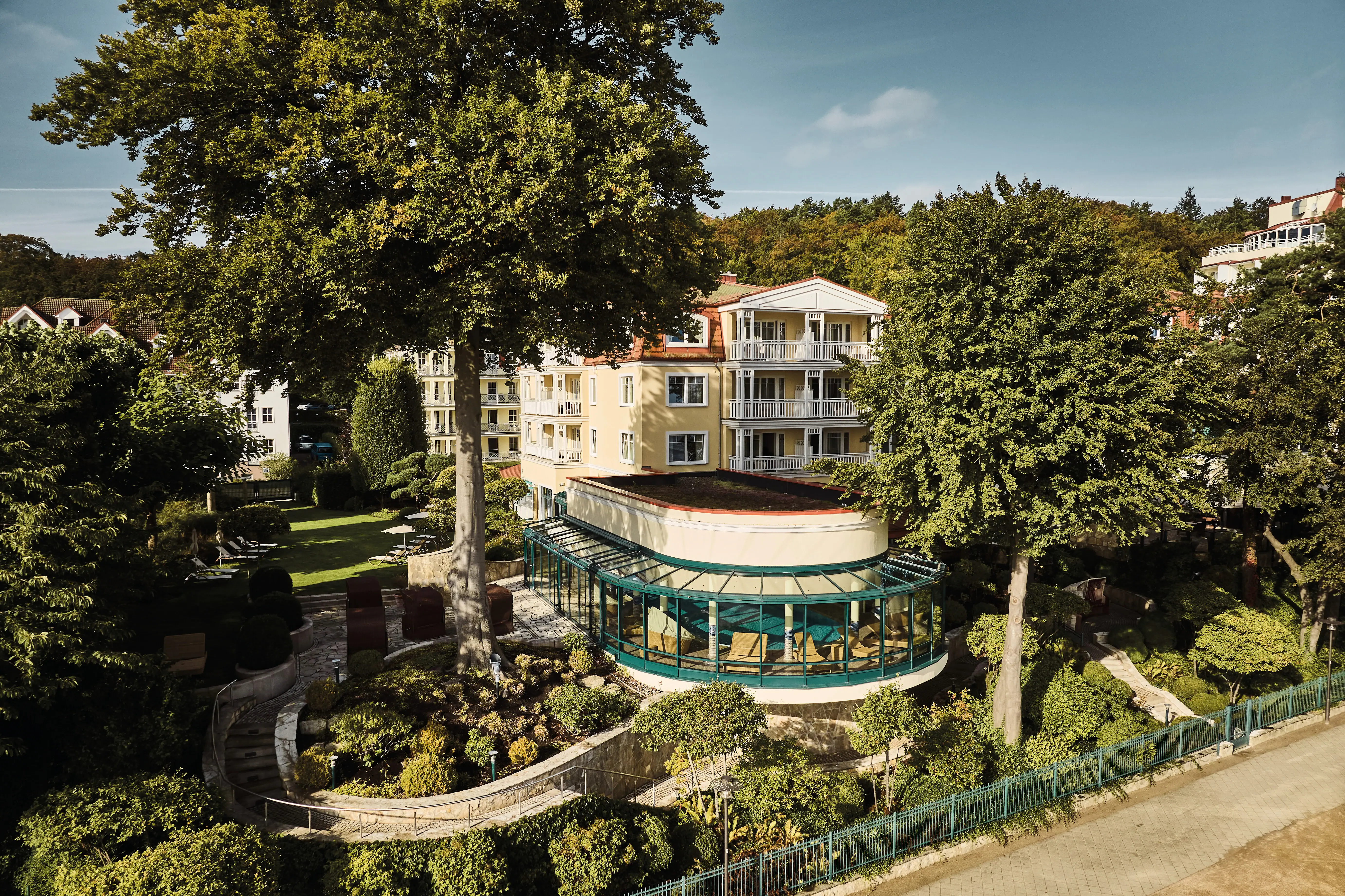 Ein Gebäude umgeben von Bäumen