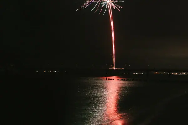 Feuerwerk am Nachthimmel über Wasser