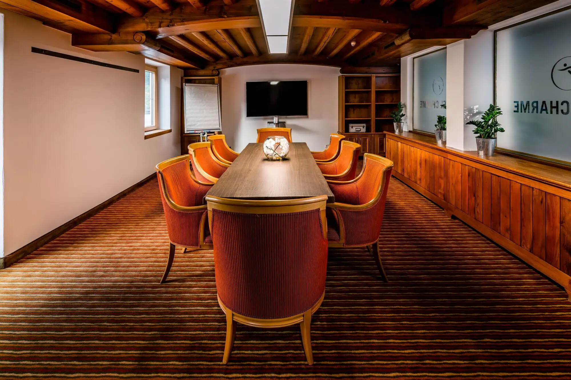 Bibliothek Ein Raum mit einem Tisch und Stühlen.