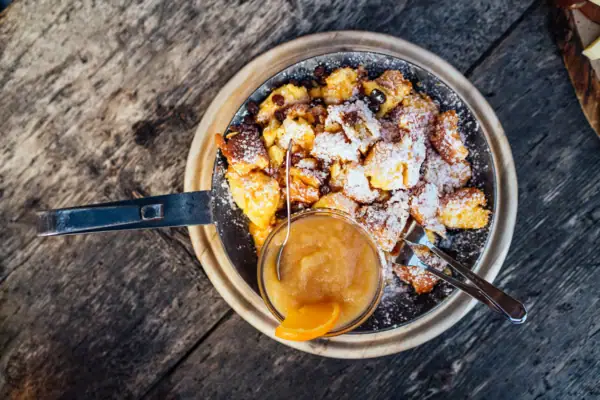 Kaiserschmarrn Pfannkuchen mit Sauce und Früchten