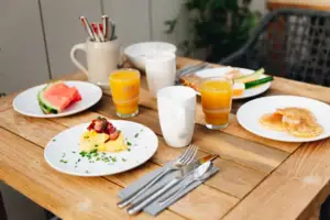 Frühstück Ein Frühstückstisch mit Tellern voller Essen und Getränken.