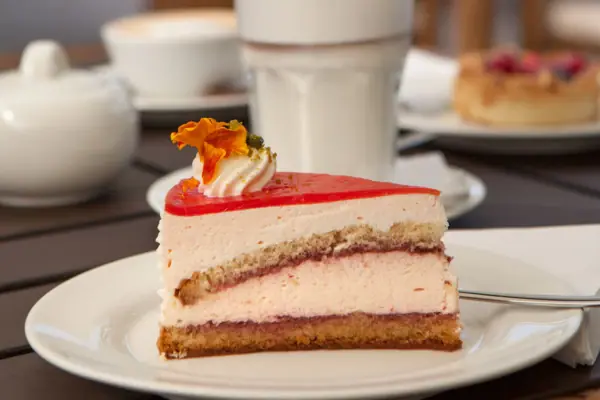 Kuchen Eine Person gießt ein Getränk über ein Stück Kuchen.