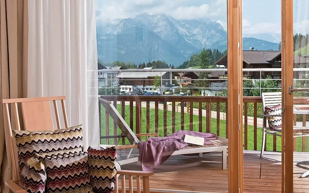 Balkon mit Blick auf Berge und einen See