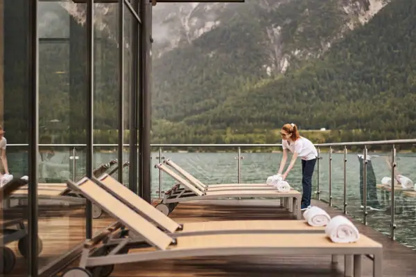 Eine Frau reinigt ein Deck mit Handtüchern.