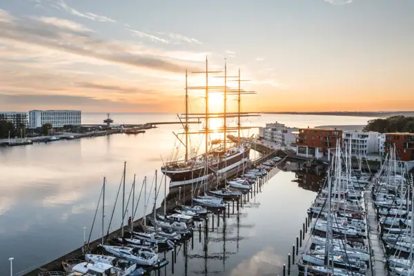 Ein großes Schiff im Hafen bei Sonnenaufgang.