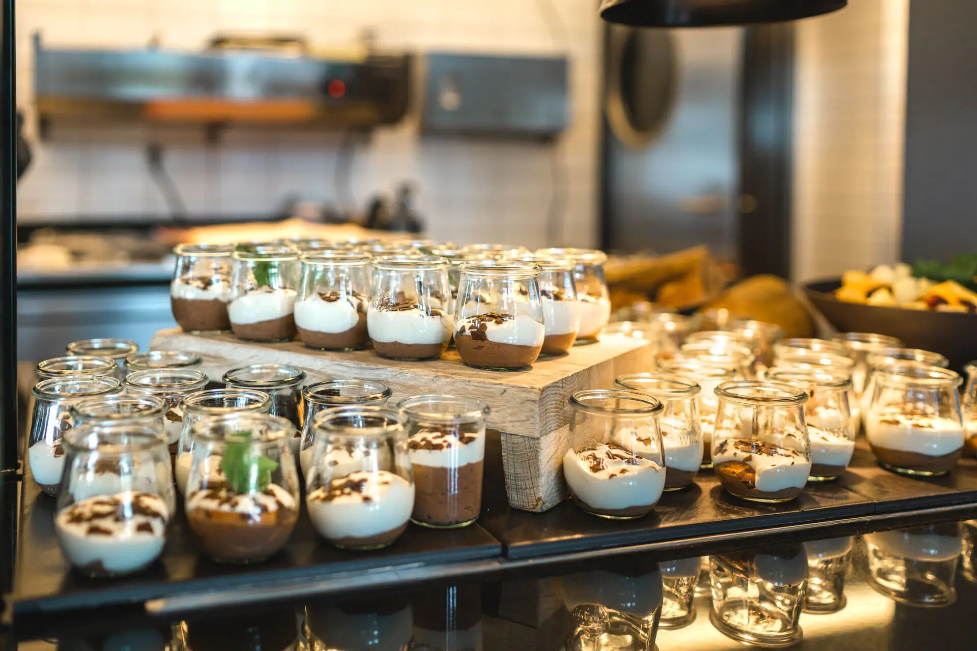 Dessert Eine Gruppe kleiner Gläser, gefüllt mit Desserts.