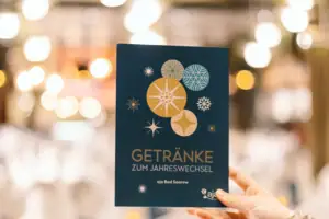 Menükarten Hand hält eine blaue Karte