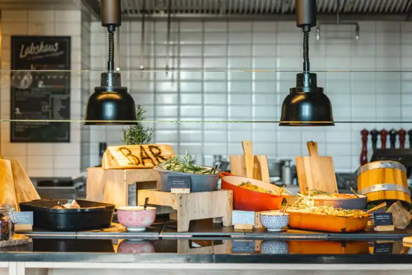 Ein Tresen mit Schüsseln voller Gerichte.