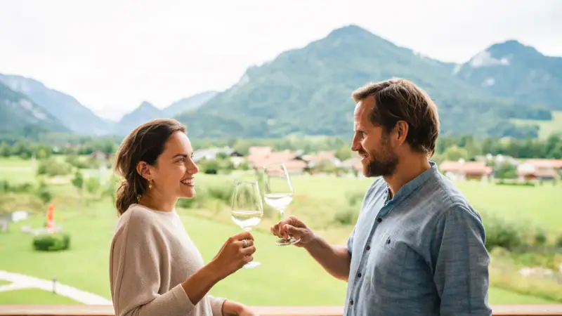 Wein Ein Mann und eine Frau halten Weingläser.