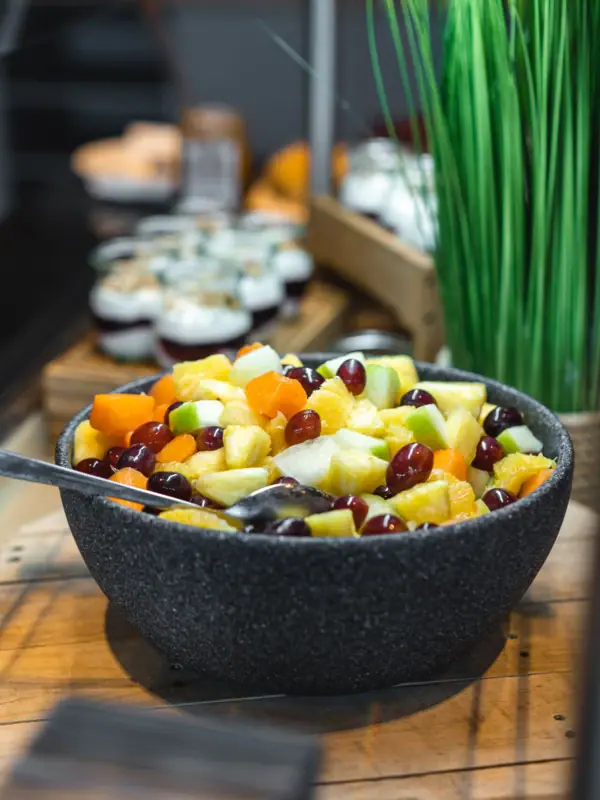 Frühstück im JEDERMANNS Schale mit Obstsalat
