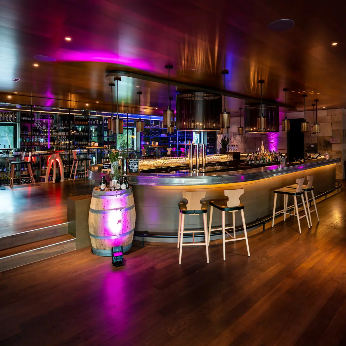 Ein Fass und Hocker an einer Bar.