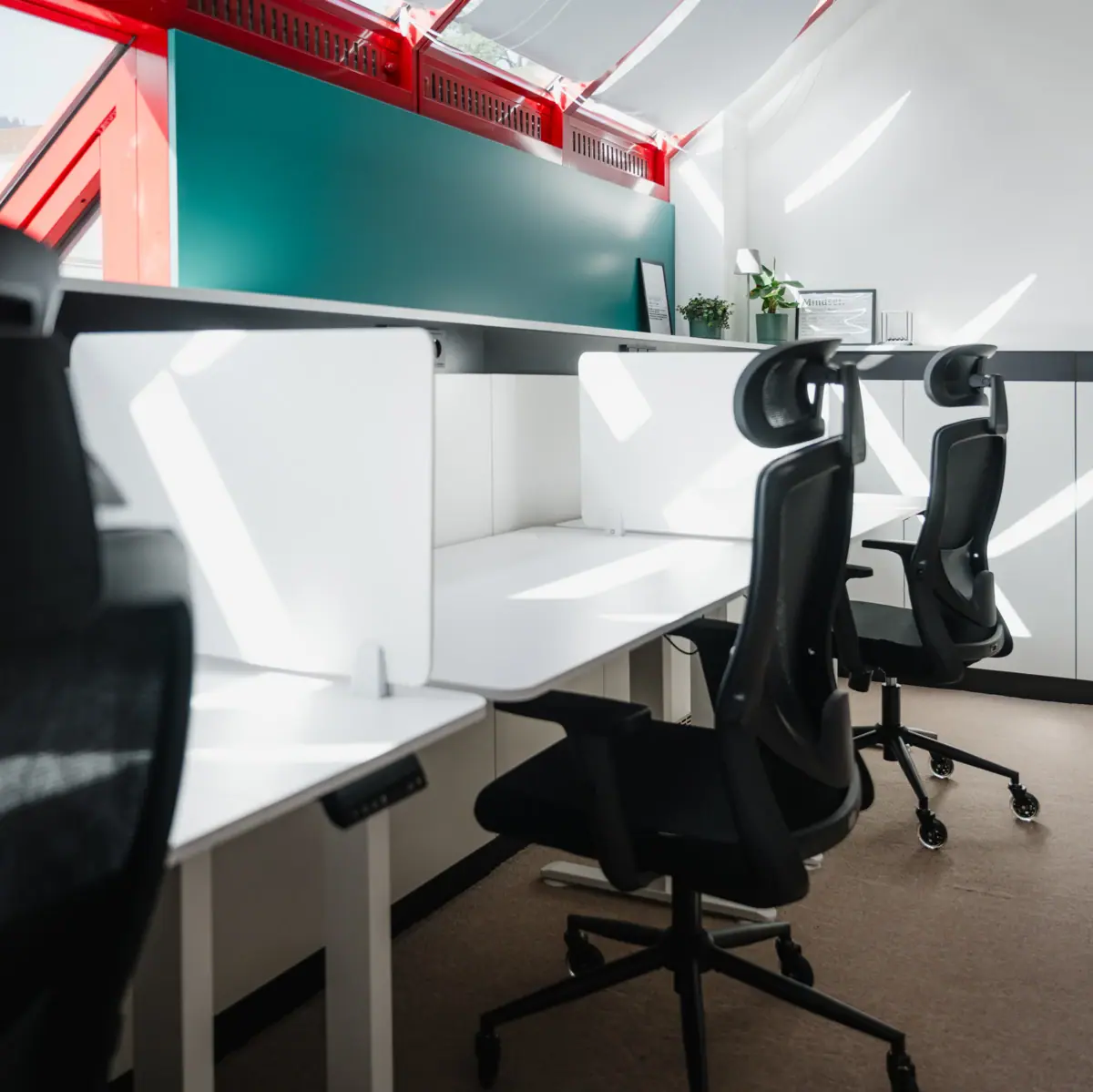 Der Impuls Raum als Coworking Space Garmisch-Partenkirchen mit mehrern Arbeitsplätzen nebeneinander.
