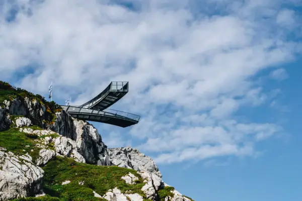 Die Alpspix Plattform in X Form über eine Klippe.