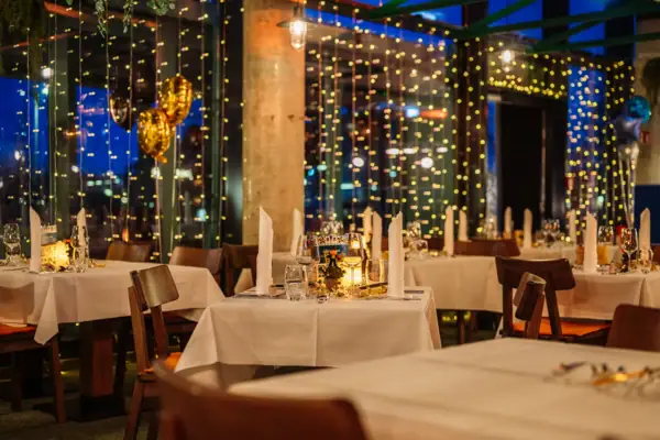 Ein festlich gedeckter Tisch mit Geschirr und Tischdecke.