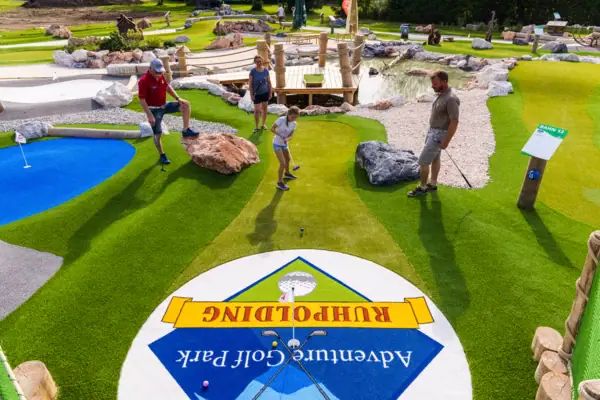 Adventure Golf Park Eine Gruppe von Menschen beim Golfspielen.