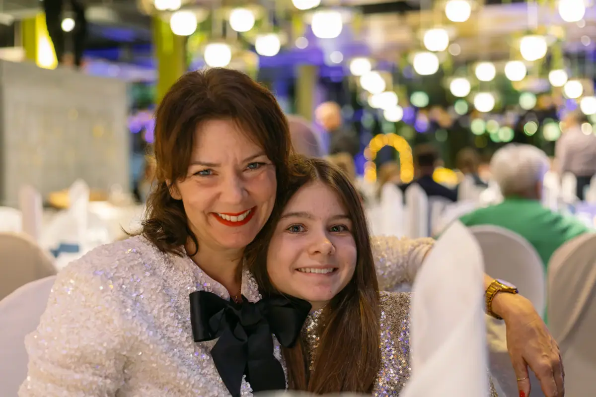 Silvester im aja Bad Saarow Eine Frau und ein Mädchen lächeln in die Kamera auf der Silvesterparty im aja Bad Saarow.