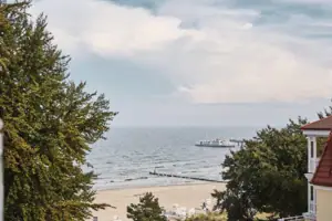 Boot auf dem Wasser unter wolkigem Himmel