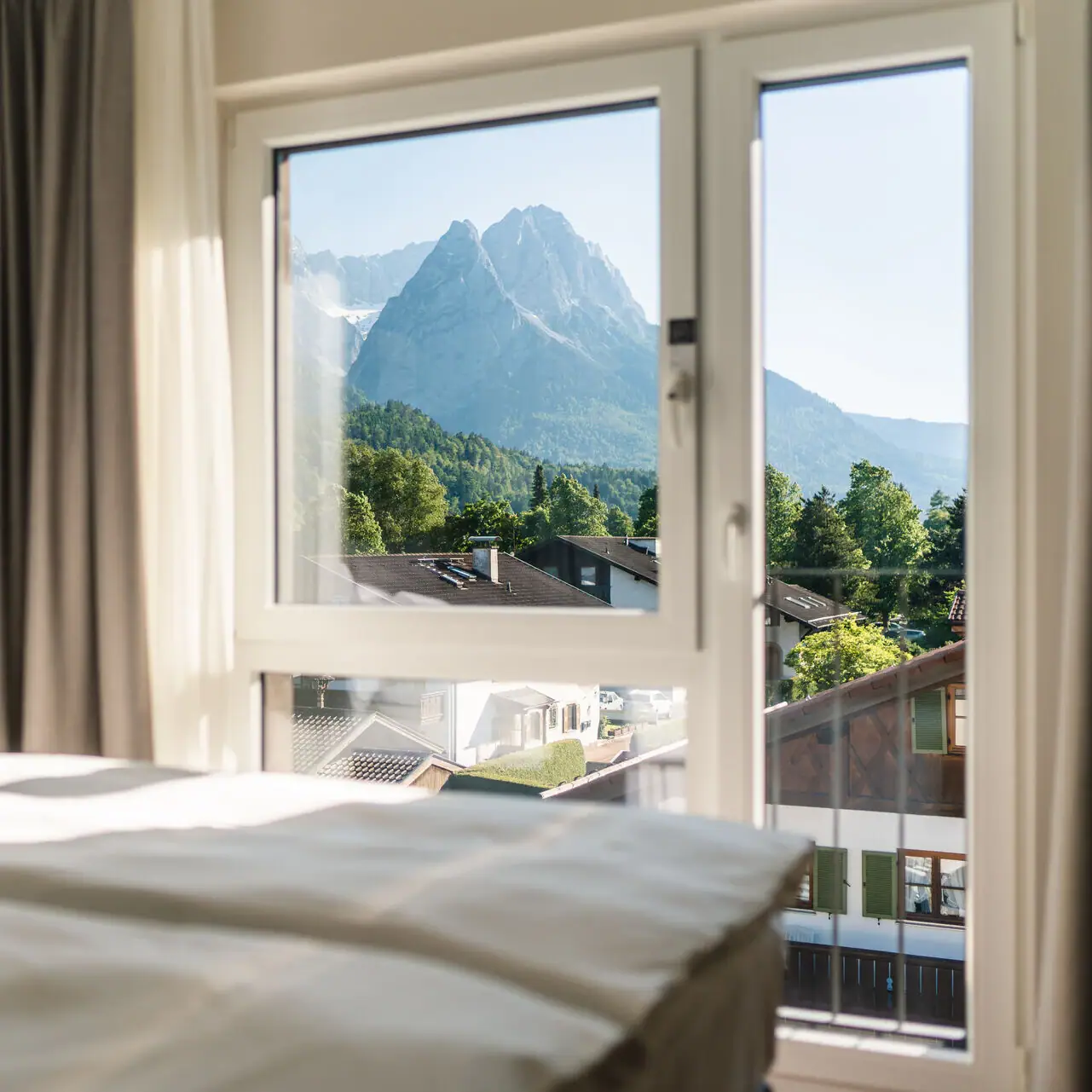 Zimmer mit Bergblick Schlafzimmer mit Fenster und Blick auf Berge.