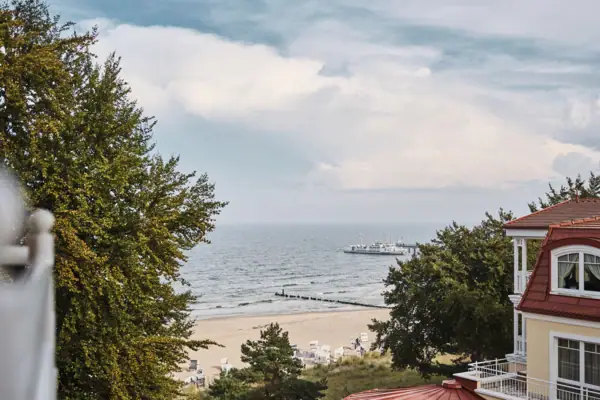 aja Strandhotel Bansin Ein Strand mit einem Boot im Wasser.