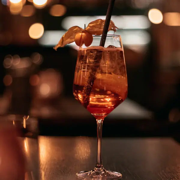 Ein Glas mit einem Getränk, Strohhalm und Obst.