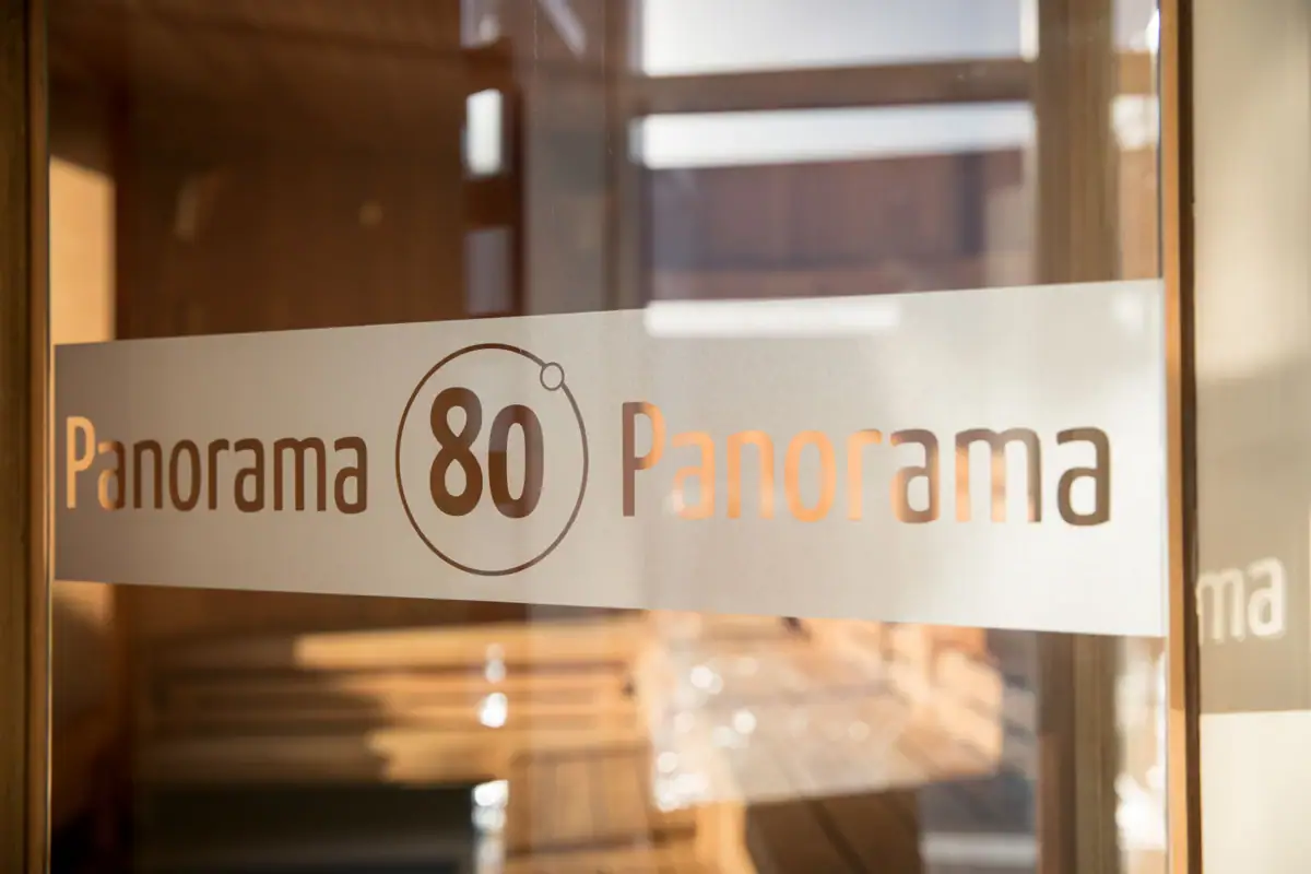 Ein Schild an einer Glastür auf der steht Panorama