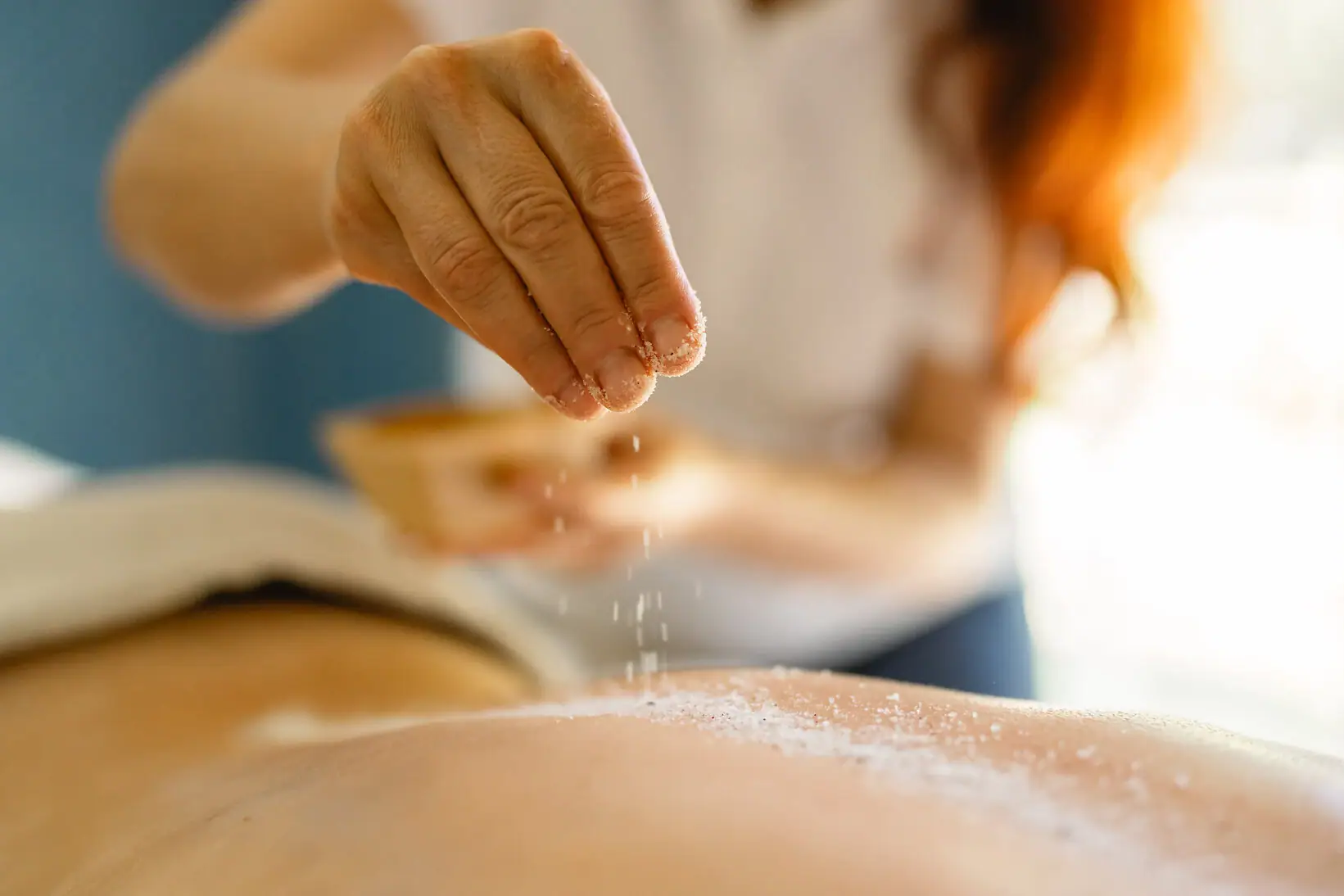 Ruhe des Waldes - Kombination Eine Person streut Salz auf den Rücken einer anderen Person.