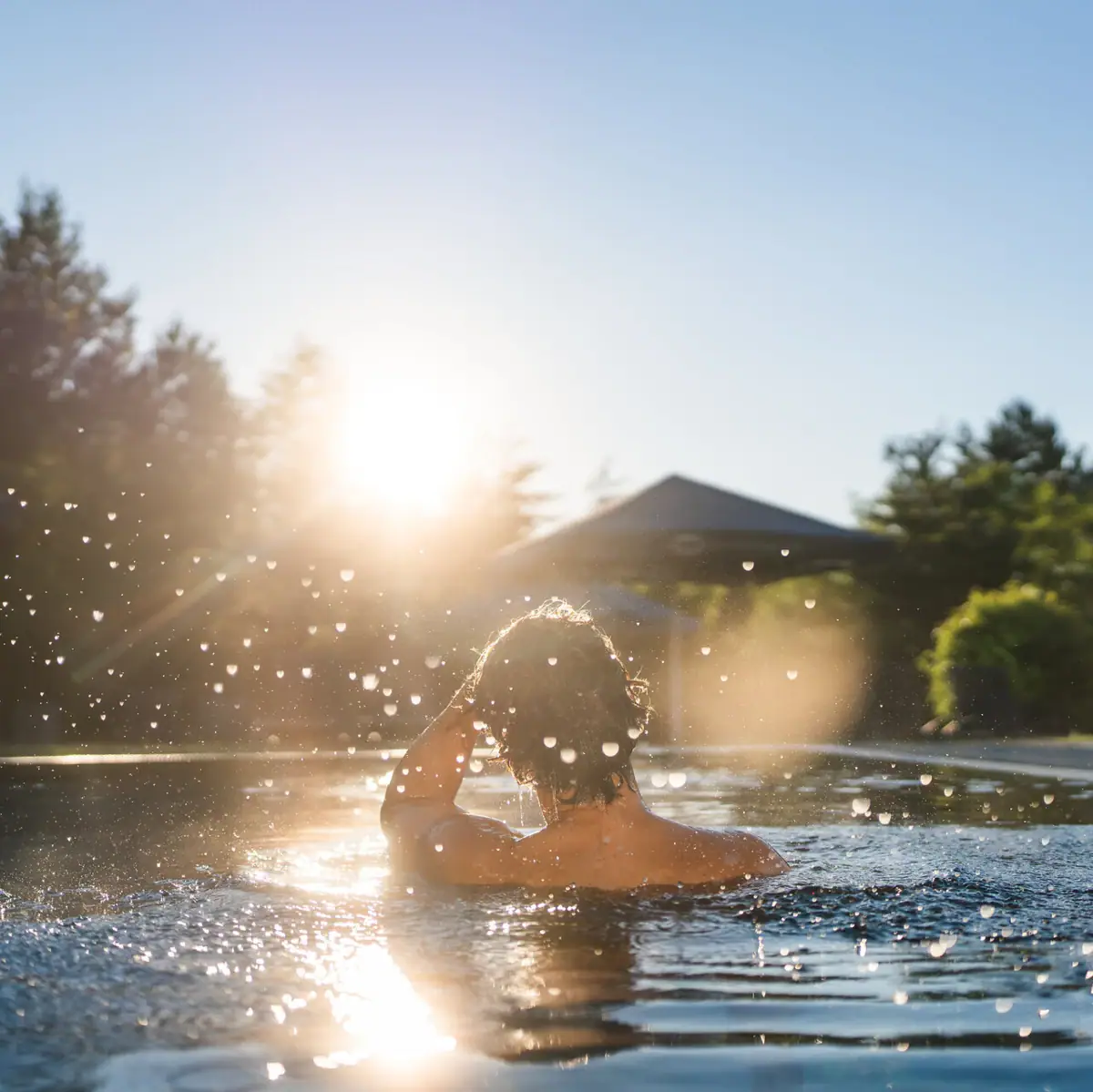 Außenpool Eine Person schwimmt in einem Pool.