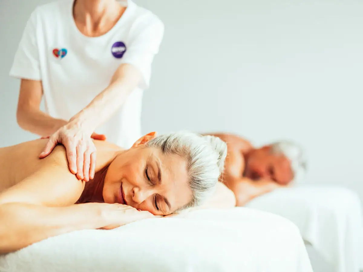 Eine Frau liegt auf einem Bett mit einem Mann.