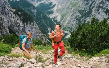 Mann und Frau beim Wandern in den Bergen.