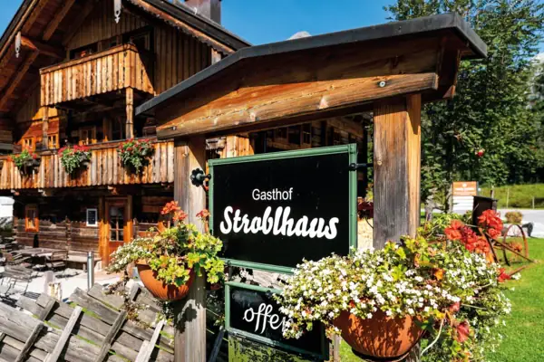 Stroblhaus Das Stroblhaus in Wewrfenweng von außen mit dem Schuld davor.