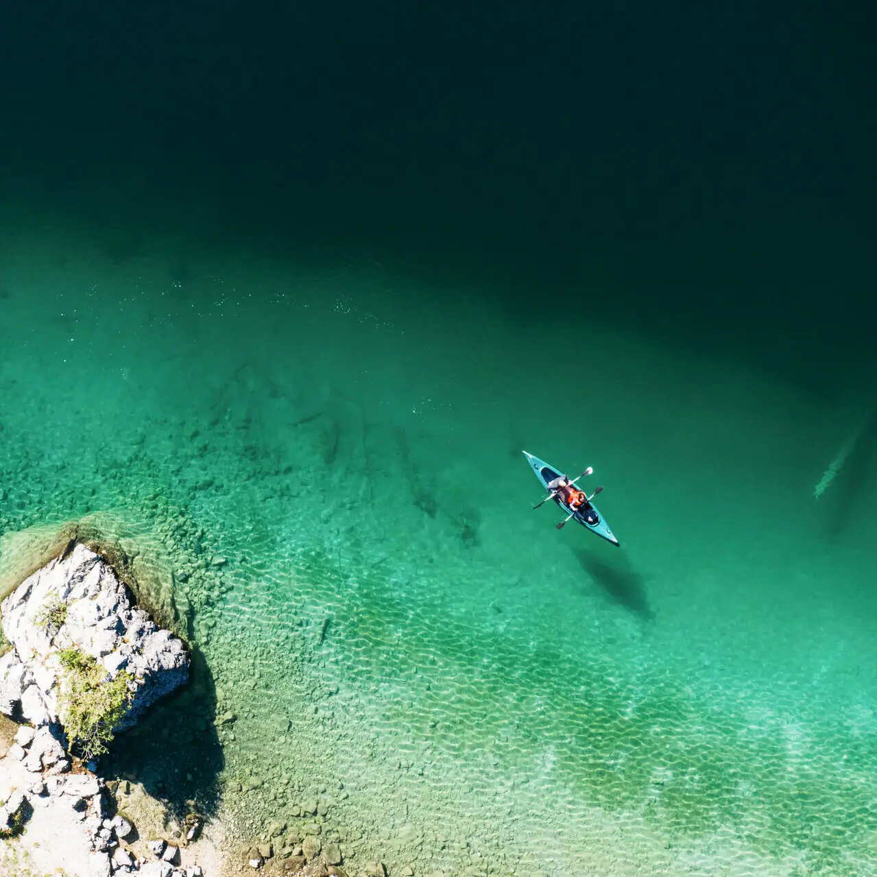 Kajak Eibsee Eine Person in einem Kajak auf dem Wasser.