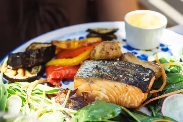 Ein Teller mit einem Gericht und Sauce.