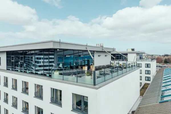 Ein Gebäude mit Glasfenstern.