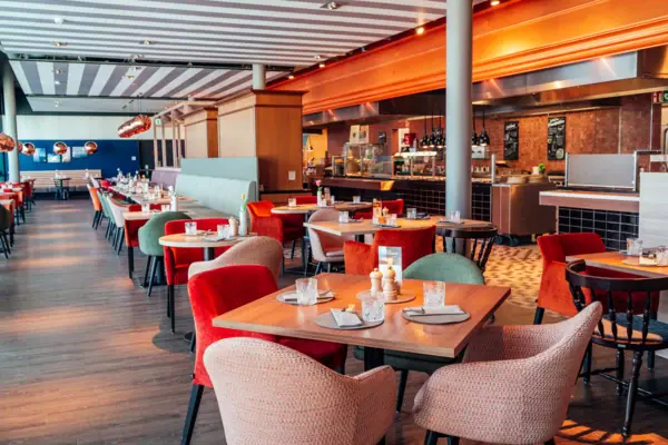 Ein Restaurant mit Tischen und Stühlen.